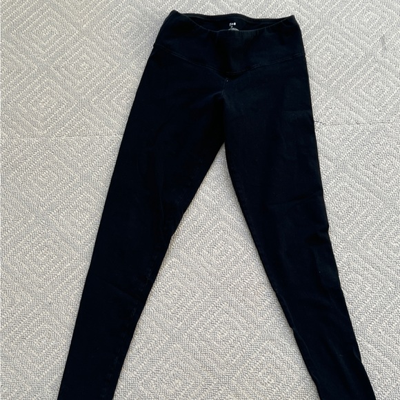 TNA leggings with pink emblem. Used like new. Size Xs - Picture 2 of 3